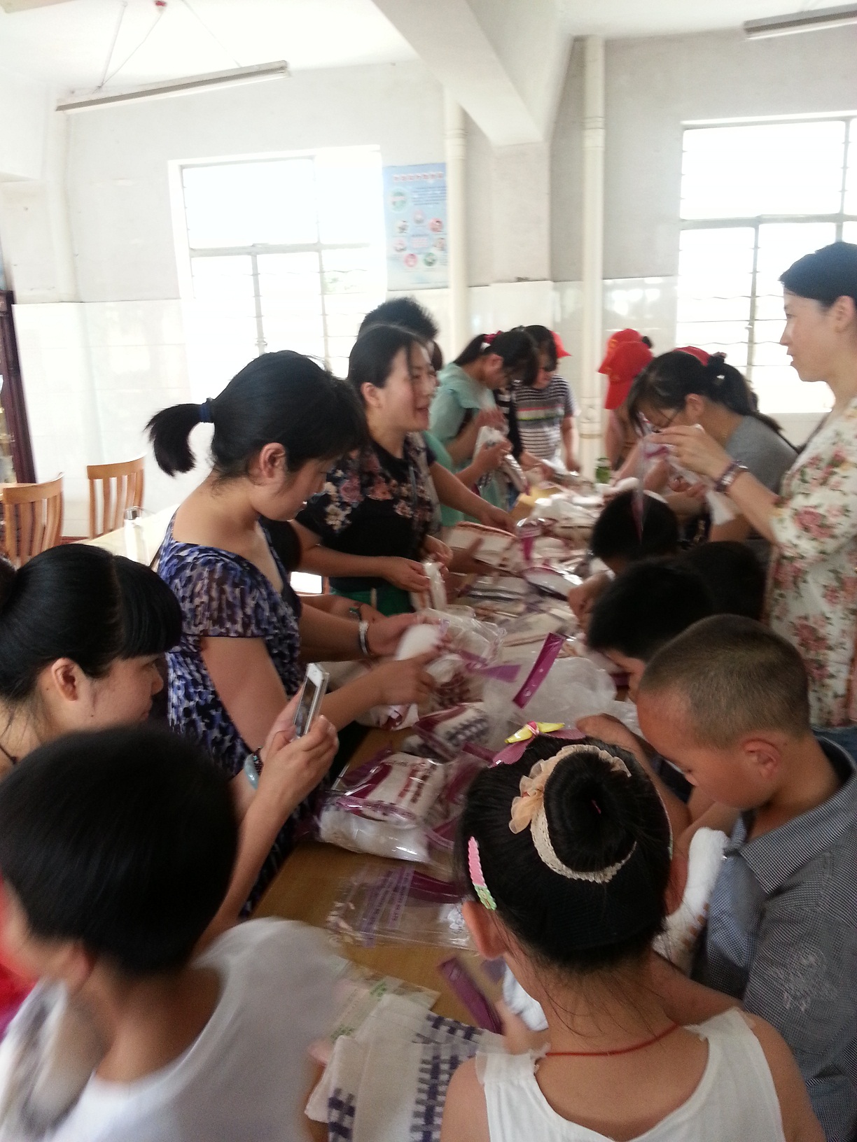 һ��ʳ�ã�С�����Ǻͼҳ���æ�Ű�����װ����