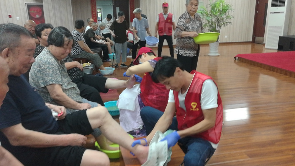 ��������ǰ���Ƕ���С���ӣ�С����